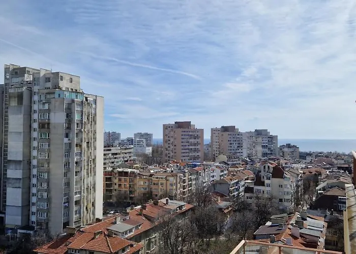 тони 1 с панорамна морска гледка и паркинг Apartment