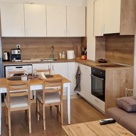 тони 1 с панорамна морска гледка и паркинг 바르나