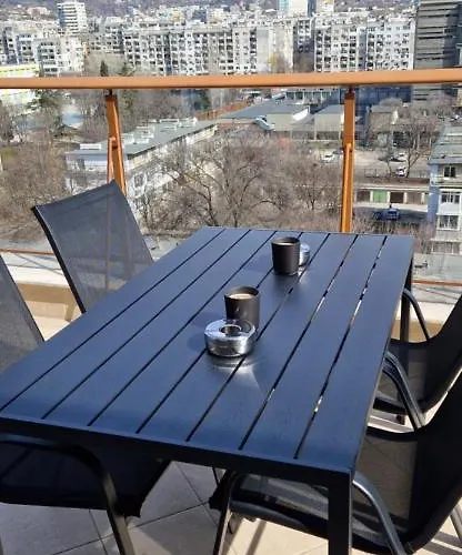 тони 1 с панорамна морска гледка и паркинг 바르나