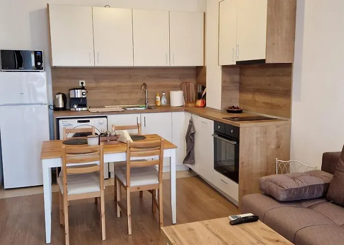 тони 1 с панорамна морска гледка и паркинг 바르나